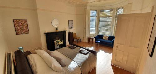 Westoe Apartment | Free Parking, Fast WIFI, Fully Equipped Kitchen, 15 min drive to Nissan, 20 min to Newcastle Sunderland, Ideal for Long Term Contractor etc Stays, Regular Housekeeping Option - Dwellcome Home Ltd 4 King Bedroom Townhouse - See Our Site for Assurance