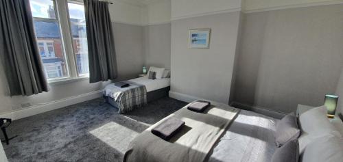 Westoe Apartment | Free Parking, Fast WIFI, Fully Equipped Kitchen, 15 min drive to Nissan, 20 min to Newcastle Sunderland, Ideal for Long Term Contractor etc Stays, Regular Housekeeping Option - Dwellcome Home Ltd 4 King Bedroom Townhouse - See Our Site for Assurance
