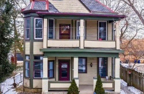Victorian Village House | Free Parking - Prime Location - Downtown