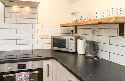 Ventnor House | FREEMANTLE LODGE, pet friendly, character holiday cottage in Godshill