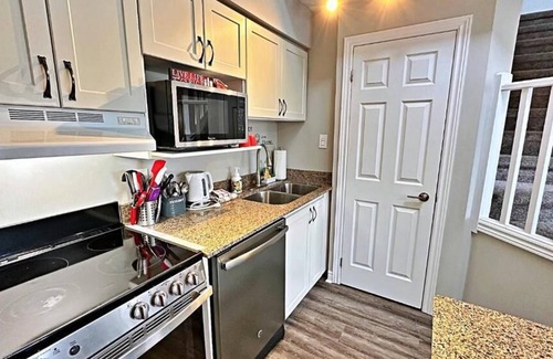 Craigleith Apartment | Freshly Upgraded Cozy Loft