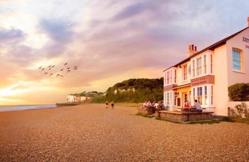 Martin Ski Chalet | FRONT LINE Chalet with OPEN Sea Views & Swimming Pool in Kingsdown No14
