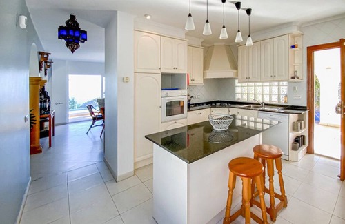 Media Luna Villa | Front line property with fantastic sea views