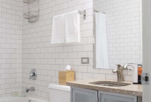 Hyde Park Apartment | FRONTDESK 2 BR Apt 6 miles to The Shedd Aquarium