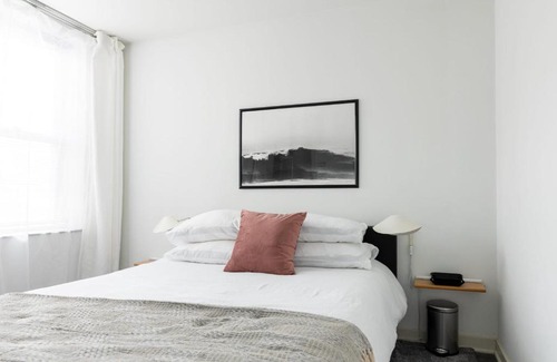 Hyde Park Apartment | FRONTDESK 2 BR Apt 6 miles to The Shedd Aquarium