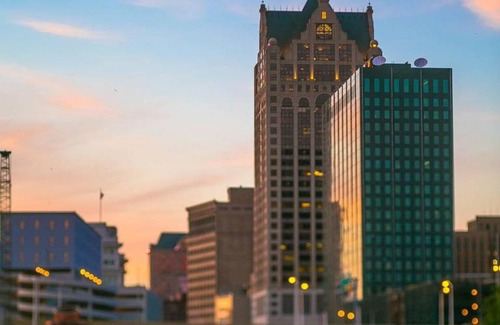 East Town Apartment | FRONTDESK Mackie Flats 3rd Ward Downtown Milwaukee