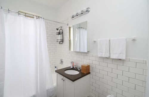 East Hyde Park Apartment | FRONTDESK Modern 1 BR Apt by Promontory Point
