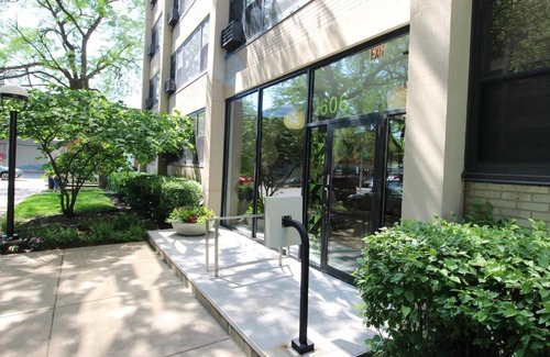 Indian Village Apartment | FRONTDESK Modern Studio Apt in East Hyde Park