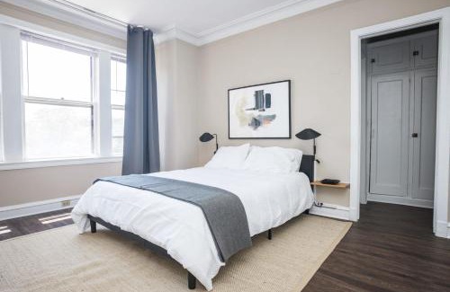 East Hyde Park Apartment | FRONTDESK Nice 1 BR Apt by Smart Museum of Art