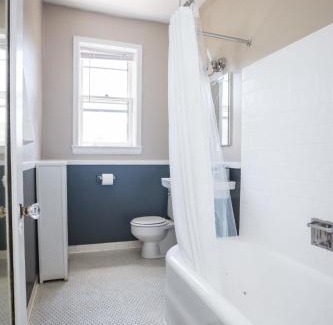 East Hyde Park Apartment | FRONTDESK Nice 1 BR Apt by Smart Museum of Art