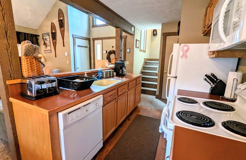 Lake Harmony House | Frost Hollow by AvantStay | Deck w/Grill, Game Room Loft