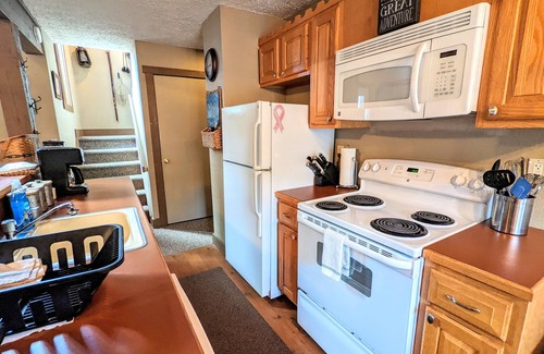 Lake Harmony House | Frost Hollow by AvantStay | Deck w/Grill, Game Room Loft