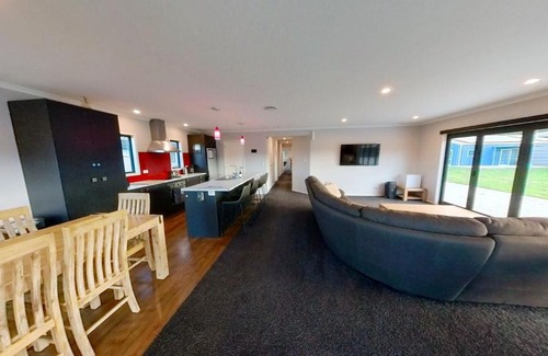 Atiamuri House | Full holiday home to yourself, up to 21 guests