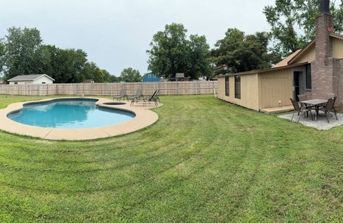 Owasso House | ¡FULL home with 2 KING beds and a pool!