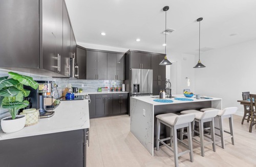 Delray Beach House | Full Kitchen ~ Heated Pool ~ Newer Build ~ Parking