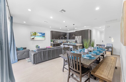 Delray Beach House | Full Kitchen ~ Heated Pool ~ Newer Build ~ Parking