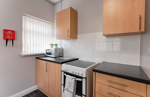 Loughor Apartment | Fully Equipped Kitchen, Dining Area & Parking