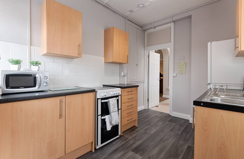 Loughor Apartment | Fully Equipped Kitchen, Dining Area & Parking