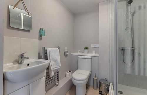 Loughor Apartment | Fully Equipped Kitchen, Dining Area & Parking