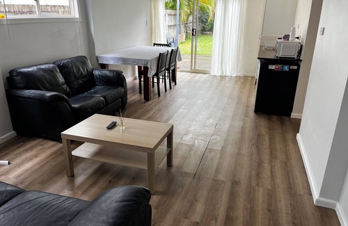 Wynnum House | Fully-furnished, family & pet-friendly home 100m the water. Sleeps 12.