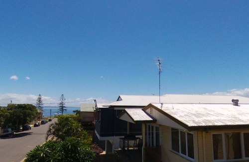 Wynnum House | Fully-furnished, family & pet-friendly home 100m the water. Sleeps 12.