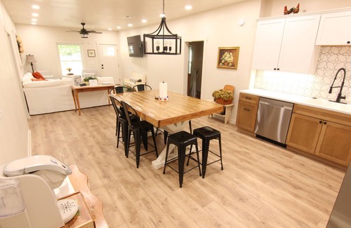 Pawhuska House | Fully Remodeled! Three minute WALK to the Pioneer Woman Merc!