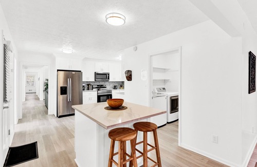 Fairburn House | Fun Spacious 3-level vacation home with Foosball,Sauna,BBQ,HotTub &SUMMER:Pool