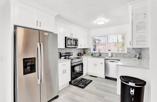 Fairburn House | Fun Spacious 3-level vacation home with Foosball,Sauna,BBQ,HotTub &SUMMER:Pool