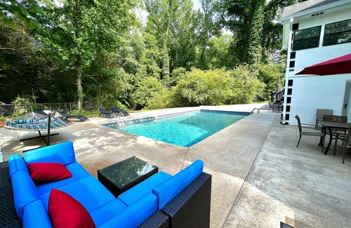 Fairburn House | Fun Spacious 3-level vacation home with Foosball,Sauna,BBQ,HotTub &SUMMER:Pool
