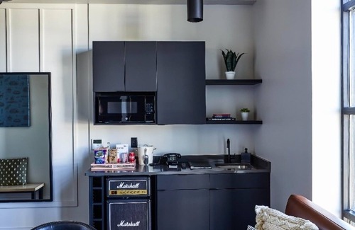 East Nashville House | Funky Boutique Room w/Floor-to-Ceiling Views Near Nashville Sights!