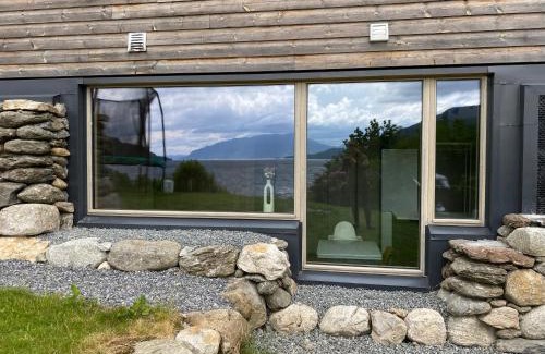 Vindafjord Apartment | Gårdsovernatting med fjell og fjord!