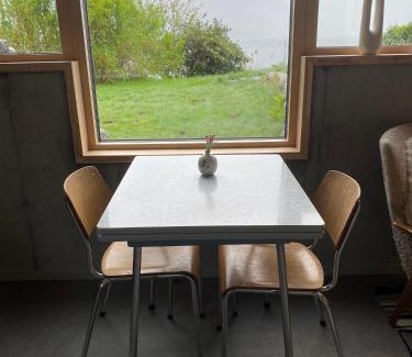 Vindafjord Apartment | Gårdsovernatting med fjell og fjord!