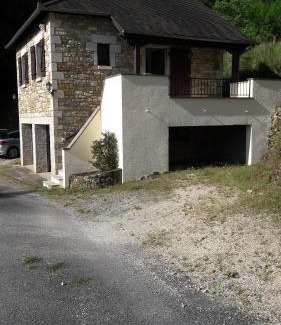 Sarrazac House | Gîte au calme avec point de vue proche Turenne