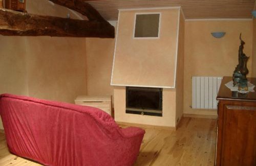 Sainte-Foy-Saint-Sulpice Apartment | Gîte calme avec terrasse et animaux acceptés - FR-1-496-47