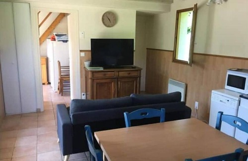 Saint-Paul-de-Salers House | Gîte Chaleureux Avec Cheminée au Pied du Puy Mary