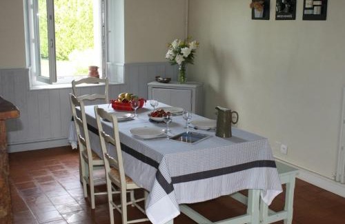 Pre-Saint-Evroult House | Gîte chaleureux avec jardin arboré, terrasse, salle de jeux et parking privé à Pré-Saint-Évroult. - FR-1-581-3