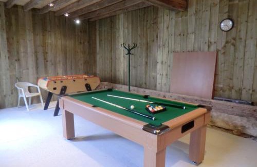 Pre-Saint-Evroult House | Gîte chaleureux avec jardin arboré, terrasse, salle de jeux et parking privé à Pré-Saint-Évroult. - FR-1-581-3