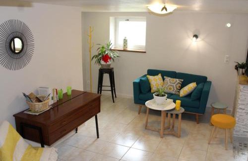 Cherveix-Cubas House | Gîte cosy 4 pers., terrasse, proche activités nature, WiFi, parking à Cherveix-Cubas - FR-1-616-392