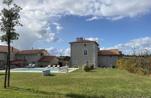 Vars House | Gîte de charme avec piscine chauffée, jardin privatif et équipements bébés, à 15 min d’Angoulême - FR-1-653-16