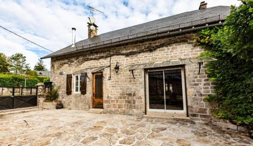Sarran Apartment | Gîte de France Le cantou des mille sources 3 épis - Gîte de France 8 personnes MAE-0234