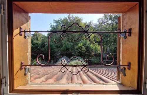 Ambrus House | Gîte familial calme avec piscine, vue sur les chevaux