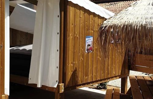 Les Mathes Cabin | Gîte insolite vue sur le ciel étoilé , cuisine, salle d eau, 2 chambres , proche du zoo de La Palmyre