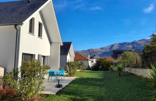Argeles Gazost House | Gîte l'angélique Fleurs des Pyrénées