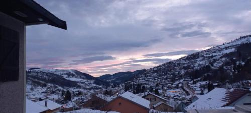 La Bresse House | Gîte Le Pingu - spacieux, calme, plein sud - cabine sauna - 8 personnes