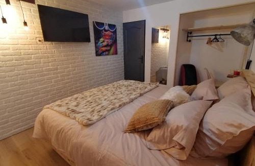 Calais House | Gîtes déco pop et chaleureuse avec jacuzzi, sauna, piece coquine