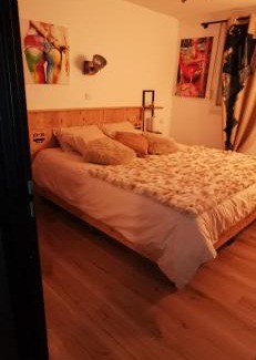 Calais House | Gîtes déco pop et chaleureuse avec jacuzzi, sauna, piece coquine