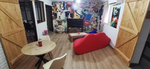 Calais House | Gîtes déco pop et chaleureuse avec jacuzzi, sauna, piece coquine