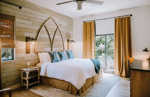 Wimberley Hotel | Gaines Ranch on the Square | Cutter’s Quarters | 2 Kings| Sleeps 6 | Wimberley