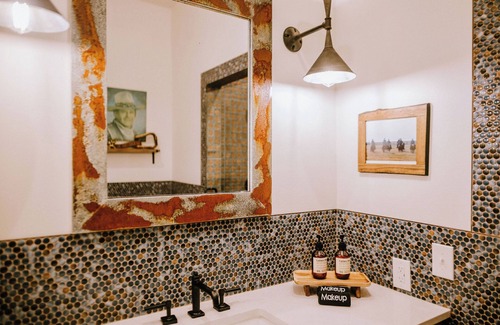 Wimberley Hotel | Gaines Ranch on the Square | Cutter’s Quarters | 2 Kings| Sleeps 6 | Wimberley