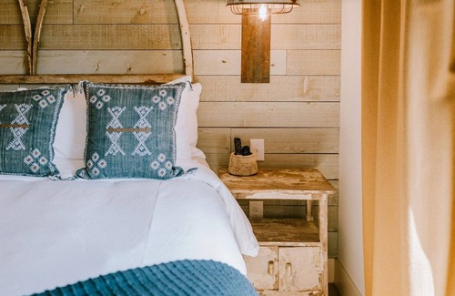 Wimberley Hotel | Gaines Ranch on the Square | Cutter’s Quarters | 2 Kings| Sleeps 6 | Wimberley